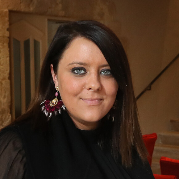 Exclusif - La chanteuse Aurélie Cabrel, fille de Francis Cabrel, ouvre le superbe hôtel restaurant "Le square" à Astaffort le 11 avril 2018, fief de la famille Cabrel, village de 2500 habitants dans la campagne du Lot et Garonne proche d'Agen. L'établissement qui comporte un hôtel de 12 chambres, une brasserie et un restaurant gastronomique de 80 couverts appartenait il y 25 ans à son oncle Philippe et a été entièrement rénové par sa mère Mariette Cabrel (décoratrice d'intérieur). Très attachée au patrimoine astaffortais Aurélie Cabrel a trouvé logique et normal de refaire vivre ce patrimoine qui lui est cher car elle a grandi dans ce village. Aurélie Cabrel a fait appel à Julien Amat, ancien chef du Carré Gourmand à Boé, pour reprendre la gérance du restaurant. Les premières chambres sont au prix de 80 euros et les premiers menus à 19 euros. Aurélie Cabrel a tenu à décorer la salle côté bistrot avec les photos de tous les parrains des Rencontres d'Astaffort toujours pour être en adéquation avec ses valeurs et parce que les artistes font également partis du patrimoine astaffortais de Voix du Sud. La deuxième partie du restaurant : un côté gastronomique le soir et week-end avec un menu à partir de 38 € et à la carte. Le dimanche soir, pour terminer le week-end dans la convivialité, il vous est proposé un retour de bistrot avec un menu unique "surprise" à 20 €. Il est préférable de réserver au 05 53 47 08 24 ou restaurant@lesquareastaffort.fr Les Astaffortais se réjouissent de l'ouverture du Square, aussi les personnes âgées qui ont vu cet établissement vivre ont été les premières à réserver leur place au restaurant. Tout le monde sait que l'hôtellerie n'est pas le métier d'Aurélie Cabrel, et c'est lors d'une pause musicale que cette dernière s'est lancé ce nouveau challenge car elle adore apprendre et se lance toujours des défis pour apprendre. © Patrick Bernard/Bestimage