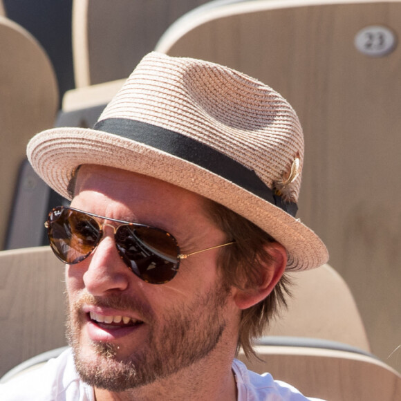 Élodie Fontan et son compagnon Philippe Lacheau dans les tribunes lors des internationaux de tennis de Roland Garros à Paris, France, le 2 juin 2019. © Jacovides-Moreau/Bestimage 