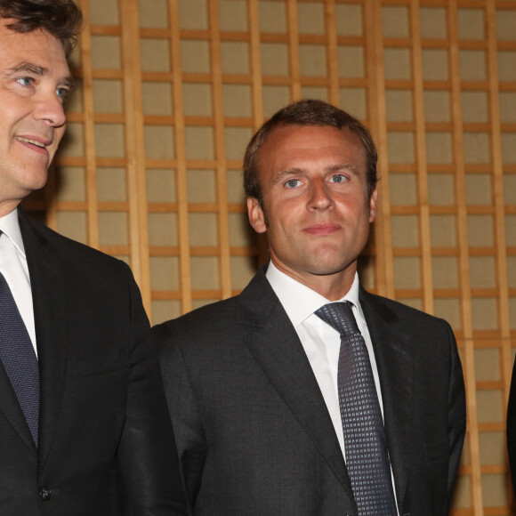 Passation de pouvoir entre Arnaud Montebourg et Emmanuel Macron au Ministère de l'économie et des finances à Paris, le 27 août 2014.