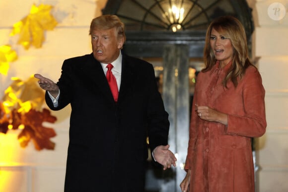Le président américain Donald Trump et sa femme la première dame Melania Trump reçoivent des enfants pour Halloween à La Maison Blanche à Washington, le 25 octobre 2020. 