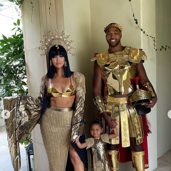 Khloé Kardashian, le basketteur Tristan Thompson et leur fille True déguisés pour Halloween. Octobre 2020.