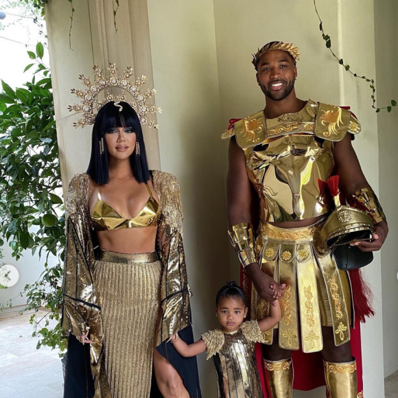 Khloé Kardashian, le basketteur Tristan Thompson et leur fille True déguisés pour Halloween. Octobre 2020.