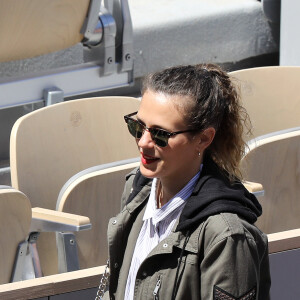 Exclusif - La chanteuse Lorie (Laure Pester) et un ami dans les tribunes des internationaux de France de tennis de Roland Garros à Paris le 28 mai 2019. © Jacovides-Moreau/Bestimage