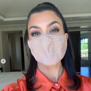 Kourtney Kardashian, visage masqué, en juillet 2020.
