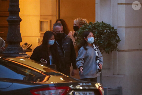 Exclusif - Laeticia Hallyday retrouve ses filles Jade et Joy à l'hôtel Hyatt à Paris le 15 octobre 2020.