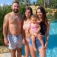 Anais Sanson avec son mari Carlos et ses filles Lila et Shana, le 24 octobre 2020
