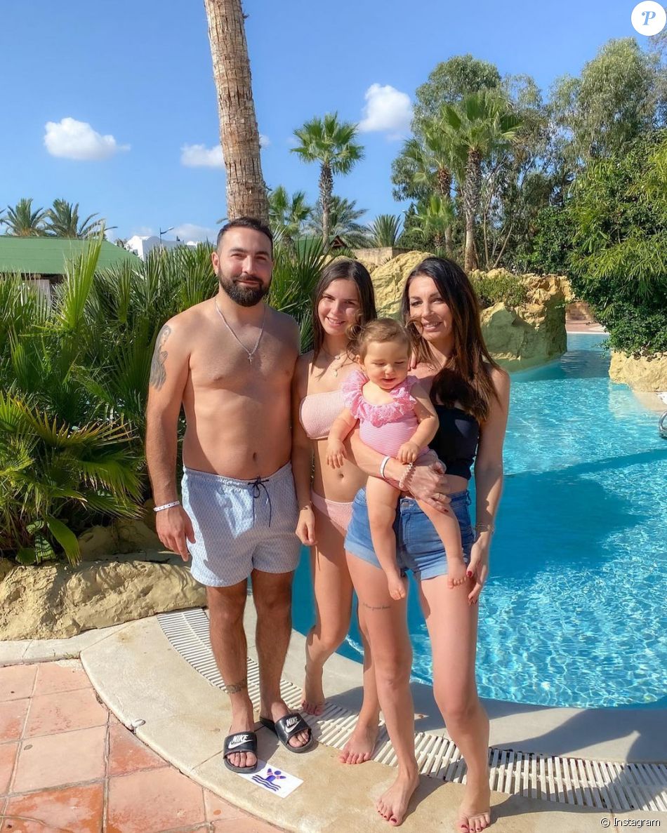 Anais Sanson Les Princes De L amour Anais Sanson avec son mari Carlos et ses filles Lila et Shana, le 24  octobre 2020 - Purepeople