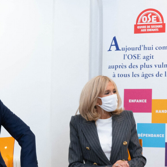 Le Président Emmanuel Macron et sa femme Brigitte Macron visitent la plateforme Handicap Repit des aidants (Phare) à Paris le 6 octobre 2020. © Jacques Witt/Pool/Bestimage