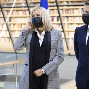 Le président français Emmanuel Macron, sa femme Brigitte Macron, le président letton Egils Levits et sa femme Andra Levite lors de leur visite à la bibliothèque de Riga le 30 septembre 2020 dans le cadre de la visite officielle de Macron en Lettonie et dans la région baltique. © Eliot Blondet / Pool / Bestimage