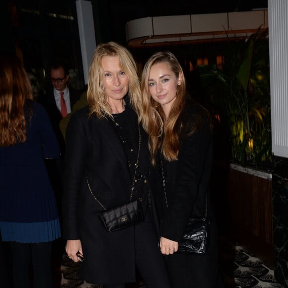 Exclusif - Estelle Lefébure et sa fille Emma Smet à l'after-party du film "Holy Lands" au restaurant le Beefbar (Rue Marbeuf dans le 8ème arrondissement) à Paris, France, le 4 décembre 2018. © Rachid Bellak/Bestimage 