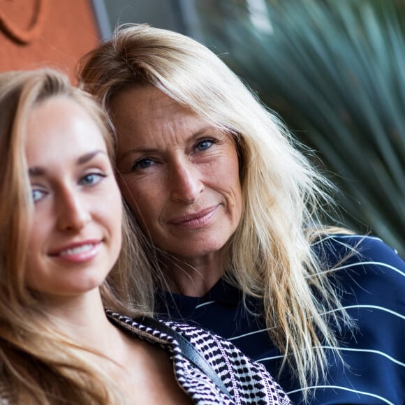 Estelle Lefebure et sa fille Emma Smet - People au village des Internationaux de Tennis de Roland Garros à Paris, le 6 juin 2018. © Cyril Moreau/Bestimage 