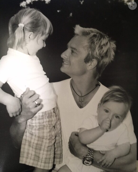 Emma Smet a publié une photo d'elle avec sa grande soeur Ilona et leur papa David Hallyday le 14 août 2018, à l'occasion de l'anniversaire de David Hallyday.