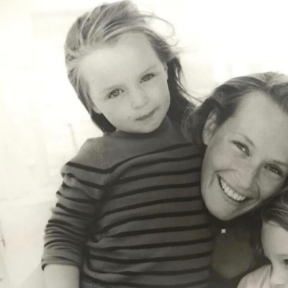 Emma Smet a publié une photo avec sa grande soeur Ilona et leur maman Estelle Lefébure le 8 mars 2020, à l'occasion de la Journée internationale de la femme.