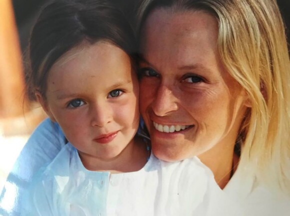 Emma Smet a publié une photo d'elle enfant avec sa maman Estelle Lefébure le 7 juin 2020, à l'occasion de la fête des Mères.