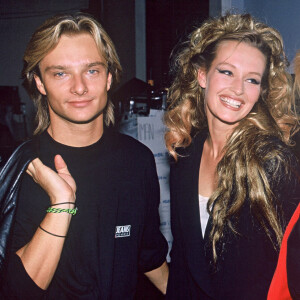 David Hallyday, Estelle Lefébure et Sylvie Vartan en coulisses d'un défilé de mode en 1990.