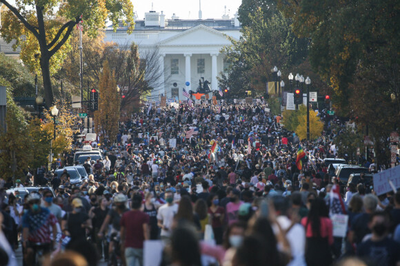 Les habitants de Washington descendent dans la rue pour fêter l'élection de Joe Biden à la présidence des Etats-Unis le 7 novembre 2020 
