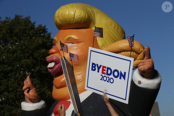 Les habitants de Washington descendent dans la rue pour fêter l'élection de Joe Biden à la présidence des Etats-Unis le 7 novembre 2020 