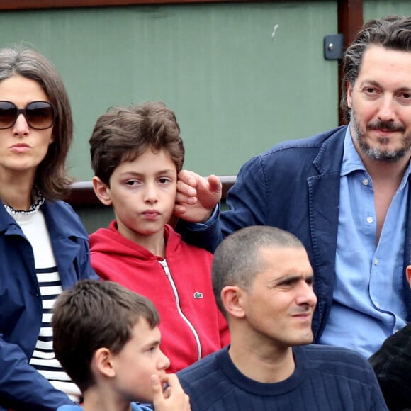 Guillaume Gallienne avec sa femme Amandine et leur fils Tado dans les tribunes de la finale homme des internationaux de France de Roland Garros à Paris le 5 juin 2016. © Moreau-Jacovides / Bestimage