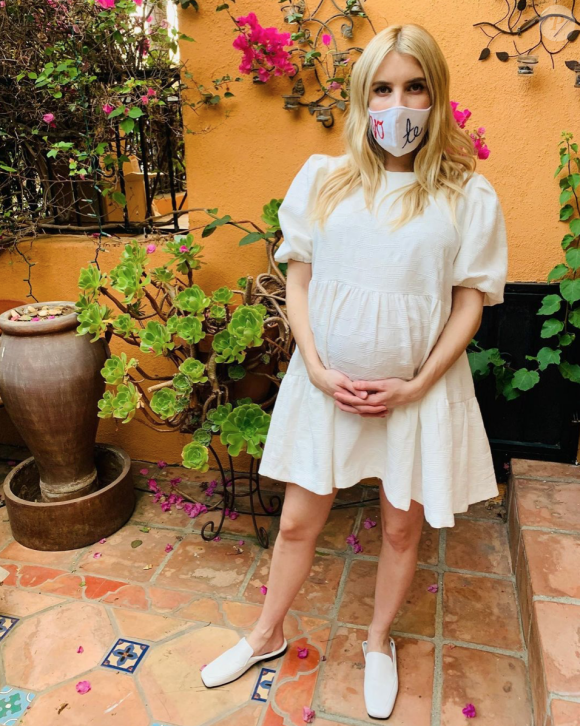 Photo : Emma Roberts enceinte, en couverture du magazine Cosmopolitan,  sur Instagram en novembre 2020. - Purepeople
