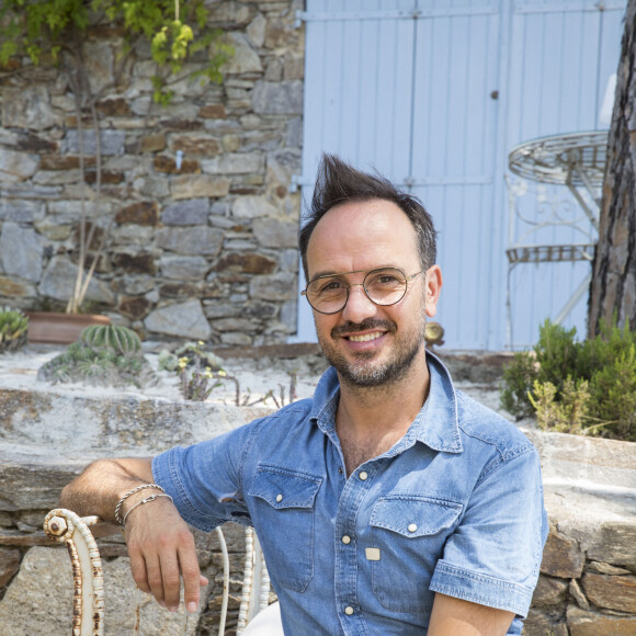 Exclusif - L'humoriste Jarry déjeune chez Jacqueline Franjou avant son spectacle au Festival de Ramatuelle le 1er aout 2020. Après le succès d' " Atypique ", Jarry revient avec un nouveau spectacle " Titre " dans lequel le public est au centre du show. Ici Jarry met en avant l'interaction avec les spectateurs en les faisant chanter et en ne ménageant personne ! Génie de l'improvisation, l'humoriste dévoile ses talents pour la danse, le mime, le chant... Il partage ses goûts et sa vision de la vie devant une foule enchantée. Un humour irrésistible ! © Cyril Bruneau / Festival de Ramatuelle / Bestimage 