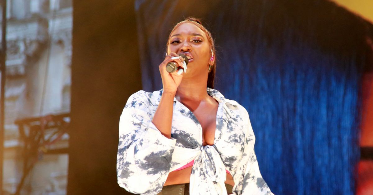 La chanteuse Aya Nakamura en concert sur le parvis de l'Hôtel de Ville