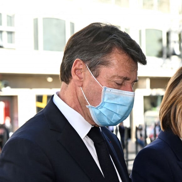 Christian Estrosi, le maire de Nice, et sa femme Laura Tenoudji Estrosi sont venus se recueillir sur le parvis de la Basilique Notre Dame de l'Assomption, le 30 octobre 2020, le lendemain de l'attentat qui a coûté la vie à 3 personnes.