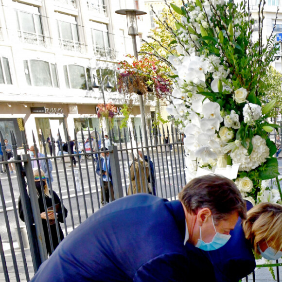 Christian Estrosi, le maire de Nice, et sa femme Laura Tenoudji Estrosi sont venus se recueillir sur le parvis de la Basilique Notre Dame de l'Assomption, le 30 octobre 2020, le lendemain de l'attentat qui a coûté la vie à 3 personnes.