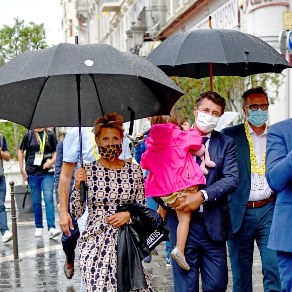 Exclusif - Laura Tenoudji Estrosi, son mari Christian Estrosi, le maire de Nice, et leur fille Bianca durant le 1er jour du Tour de France 2020 à Nice, le 29 août 2020. Un tour de France placé sous des mesures sanitaires strictes en période de COVID-19. © Bruno Bebert / Bestimage