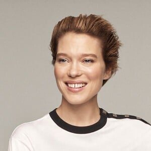 Léa Seydoux pose pour la nouvelle campagne de Louis Vuitton avec une sélection de jeux pour lutter contre le confinement. 