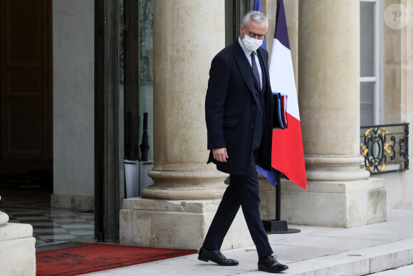 Bruno Le Maire, ministre de l'économie et des finances et de la relance à la sortie du conseil des ministres du 28 octobre 2020, au palais de l'Elysée à Paris. © Stéphane Lemouton / Bestimage