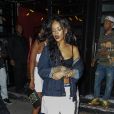 Rihanna pose avec ses fans à la sortie du VIP Room à l'occasion de la soirée organisée pour la sortie de l'album du rappeur Jeremih à New York, le 30 juillet 2014.