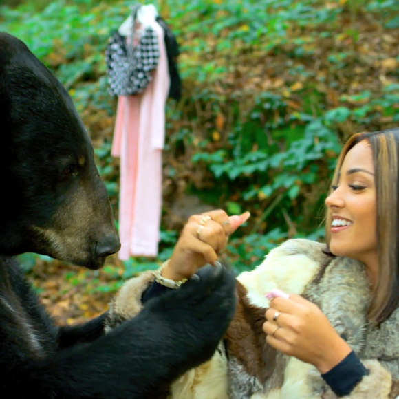 Wejdene dans le clip de la chanson "16". Novembre 2020.