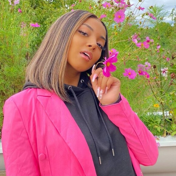 Wejdene prend la pose sur Instagram. À seulement 16 ans, elle a sorti son premier album et croque à la notoriété : un fan obsessionnel l'a "coursée", en bas des studios de Skyrock.