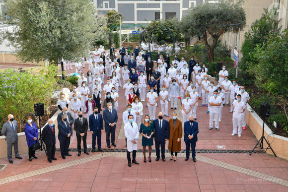Le prince Albert et son épouse la princesse Charlene de Monaco honorent le personnel soignant du Rocher, à Monaco, novembre 2020. © Eric Mathon / Palais princier, Manu Vitali / Direction de la communication