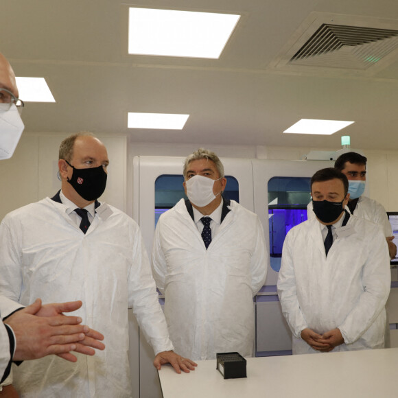 Exclusif - Le docteur Hervé Raps, le prince Albert II de Monaco, le ministre d'état Pierre Dartout - Inauguration du Laboratoire P3 au Centre Scientifique de Monaco (CSM), qui permettra à la Principauté d'être davantage autonome en matière de dépistage PCR. Le 16 novembre 2020 © Claudia Albuquerque / Bestimage