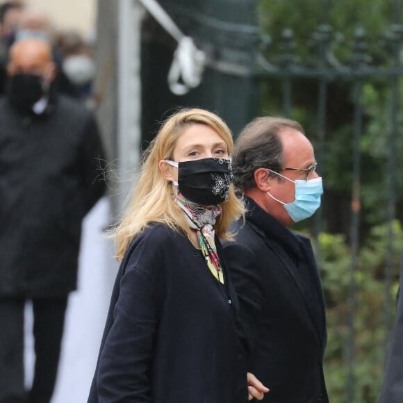 François Hollande et sa compagne Julie Gayet - Arrivées aux obsèques de Juliette Gréco en l'église Saint-Germain-des-Prés. Le 5 octobre 2020 © Jacovides-Moreau / Bestimage 