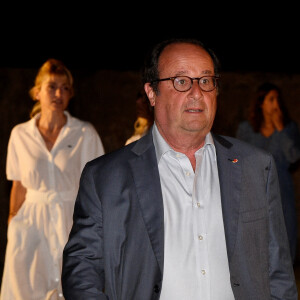 François Hollande et sa compagne Julie Gayet lors de la première édition de l'INDIE FEST à la citadelle de Saint-Tropez, Côte d'Azur, France, le 11 août 2019. © Sophie Louvet/Nice Matin/Bestimage 