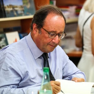 L'ancien président de la République François Hollande a dédicacé son livre "Les leçons du pouvoir" en compagnie de sa compagne Julie Gayet et de sa chienne Philae, à la libraire "OCEP- Place Média" à Octenville puis à "L'Encre Bleue" à Granville le 1er septembre 2018. 