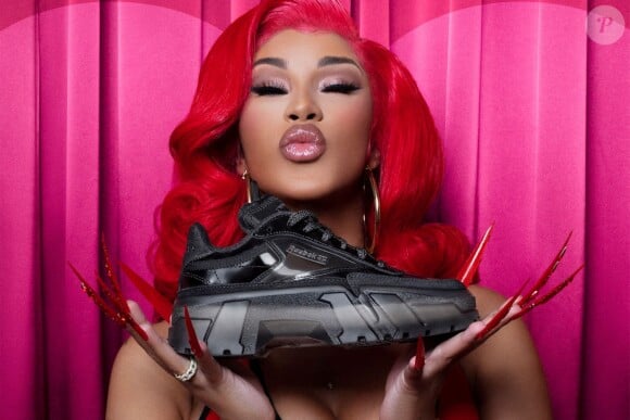 Suite à l'annonce initiale, Reebok a enfin dévoilé un regard officiel sur sa toute première collaboration en matière de chaussures avec Cardi B. Le partenariat voit la silhouette classique du Club C réinventée par le rappeur. S'inspirant d'un monde dystopique, Cardi B met en lumière certains de ses récents moments de mode à travers les dernières créations de chaussures, ajoutant des détails audacieux et transparents aux chaussures. Conçue dans le but collectif d'inspirer les femmes en s'exprimant et en étant fidèle à elle-même, la gamme se présente sous deux styles: le Club C Cardi et le Cardi Coated Club C Double. Le Club C Cardi et le Cardi Coated Club C Double seront disponibles le 13 novembre via le site Web de la marque et Foot Locker pour respectivement 100 et 80 dollars.
