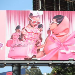 Illustration d'un panneau publicitaire Cardi B et sa fille Kulture sur le Sunset Boulevard dans le quartier de West Hollywood à Los Angeles, le 11 octobre 2020 