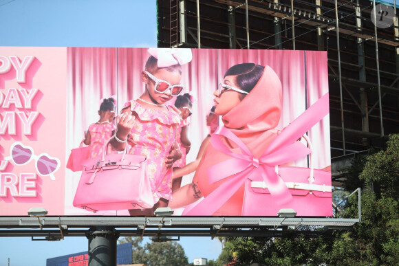 Illustration d'un panneau publicitaire Cardi B et sa fille Kulture sur le Sunset Boulevard dans le quartier de West Hollywood à Los Angeles, le 11 octobre 2020 