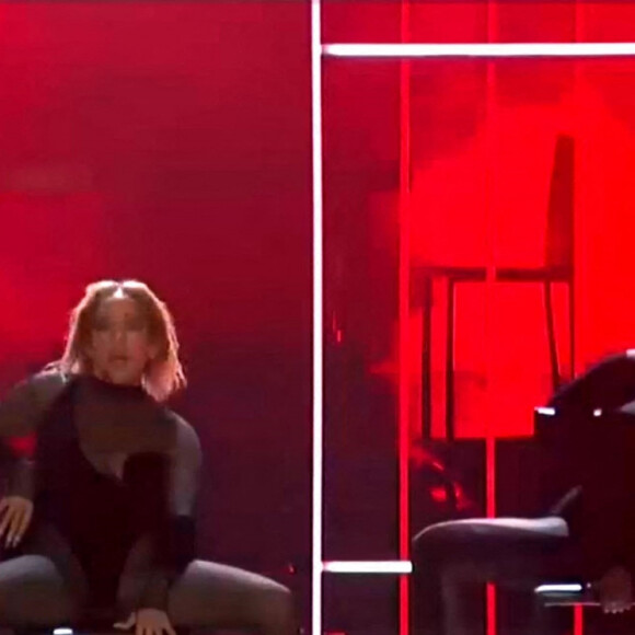 Jennifer Lopez et Maluma interprètent leurs titres "Pa' Ti" et "Lonely" lors de la cérémonie des "American Music Awards 2020" au Microsoft Theatre à Los Angeles, le 22 novembre 2020.