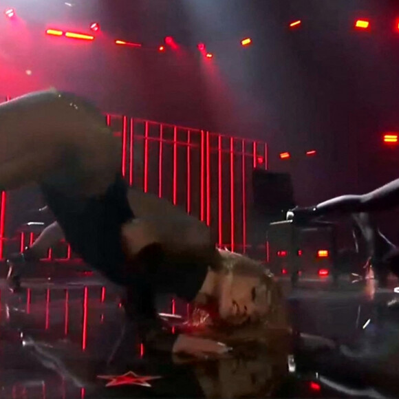 Jennifer Lopez et Maluma interprètent leurs titres "Pa' Ti" et "Lonely" lors de la cérémonie des "American Music Awards 2020" au Microsoft Theatre à Los Angeles, le 22 novembre 2020.