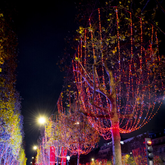 Ambiance sur les champs Elysee pendant l'Inauguration des Illuminations de Noel - La chanteuse Louane lors de la cérémonie d'illumination des Champs Elysées à Paris le 22 novembre 2020. Louane Emera est la marraine de la 40ème cérémonie d'illumination des champs Elysées. © JB Autissier / Panoramic / Bestimage