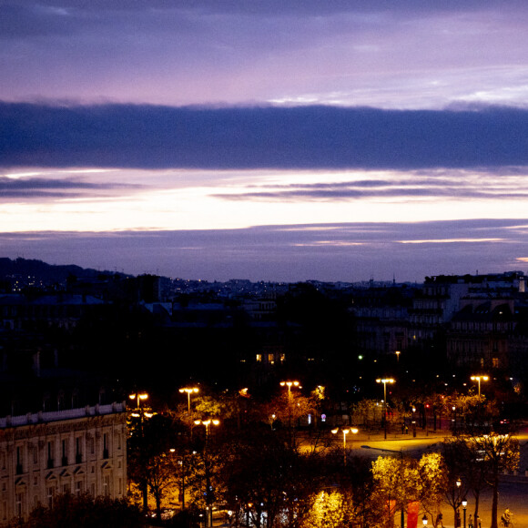 Ambiance sur les champs Elysee au coucher du Soleil - Arc de Triomphe - La chanteuse Louane lors de la cérémonie d'illumination des Champs Elysées à Paris le 22 novembre 2020. Louane Emera est la marraine de la 40ème cérémonie d'illumination des champs Elysées. © JB Autissier / Panoramic / Bestimage