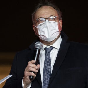 Jean Noel Reinhardt - Président du Comite des Champs Elysees - La chanteuse Louane lors de la cérémonie d'illumination des Champs Elysées à Paris le 22 novembre 2020. Louane Emera est la marraine de la 40ème cérémonie d'illumination des champs Elysées. © JB Autissier / Panoramic / Bestimage