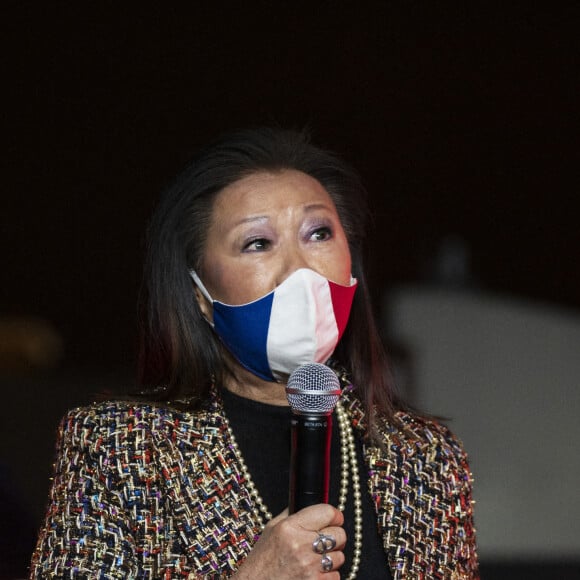 Jeanne d' Hauteserre - Maire du 8e Arrondissement de Paris - La chanteuse Louane lors de la cérémonie d'illumination des Champs Elysées à Paris le 22 novembre 2020. Louane Emera est la marraine de la 40ème cérémonie d'illumination des champs Elysées. © JB Autissier / Panoramic / Bestimage