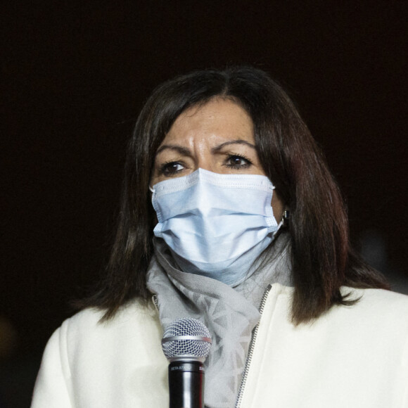 Anne Hidalgo - Maire de Paris - La chanteuse Louane lors de la cérémonie d'illumination des Champs Elysées à Paris le 22 novembre 2020. Louane Emera est la marraine de la 40ème cérémonie d'illumination des champs Elysées. © JB Autissier / Panoramic / Bestimage