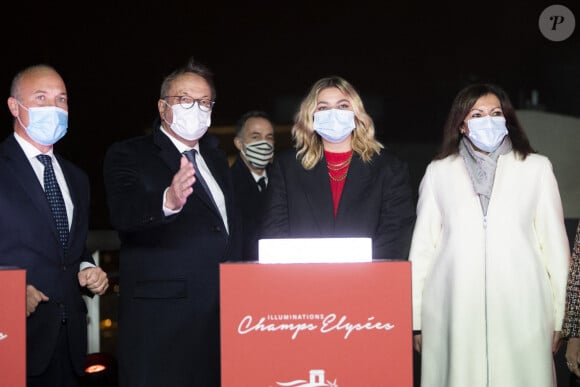 Le Chanteuse Louane aux cotes de Anne Hidalgo - Maire de Paris Jean Noel Reinhardt - Président du Comite des Champs Elysees Emmanuel Gregoire - Premier adjoint au Budget de la Ville de Paris - Jean baptiste Santoul (président de Ferrero France) - La chanteuse Louane lors de la cérémonie d'illumination des Champs Elysées à Paris le 22 novembre 2020. Louane Emera est la marraine de la 40ème cérémonie d'illumination des champs Elysées. © JB Autissier / Panoramic / Bestimage