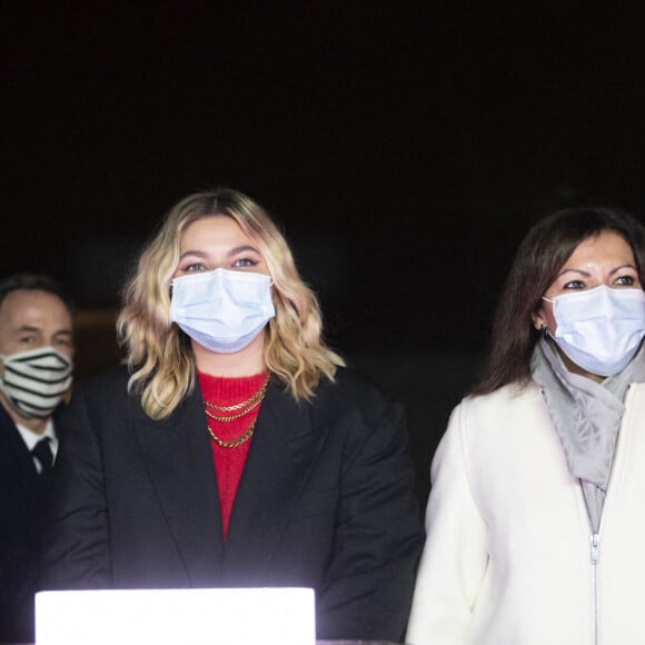 Le Chanteuse Louane aux cotes de Anne Hidalgo - Maire de Paris Jean Noel Reinhardt - Président du Comite des Champs Elysees Emmanuel Gregoire - Premier adjoint au Budget de la Ville de Paris - Jean baptiste Santoul (président de Ferrero France) - La chanteuse Louane lors de la cérémonie d'illumination des Champs Elysées à Paris le 22 novembre 2020. Louane Emera est la marraine de la 40ème cérémonie d'illumination des champs Elysées. © JB Autissier / Panoramic / Bestimage